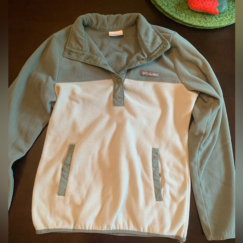 Women’s Colombia Quarter zip. Dual color green and light green